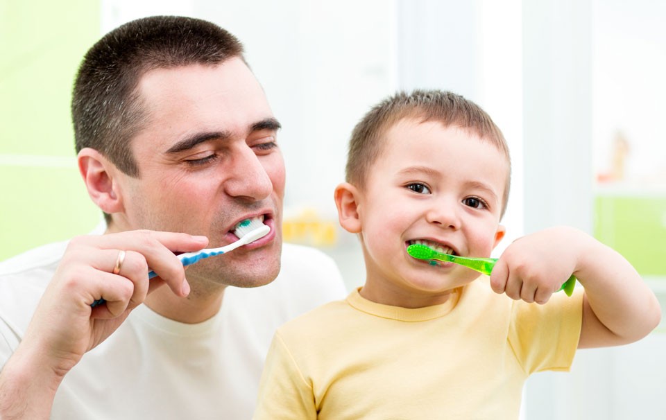 pulizia-denti-bambino